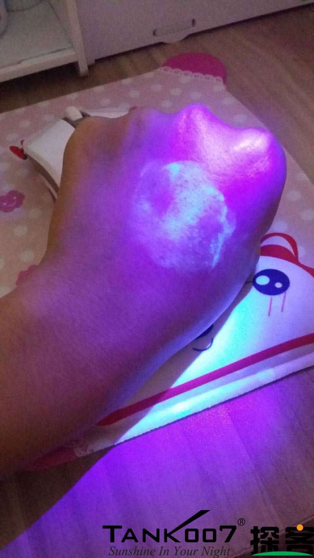客戶買了紫光手電驗(yàn)熒光劑，先拿面膜大姨媽巾開刀 