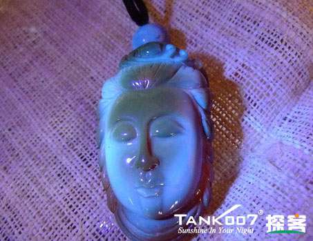 網上用紫光手電鑒定琥珀的帖子這么多，哪個是真假？
